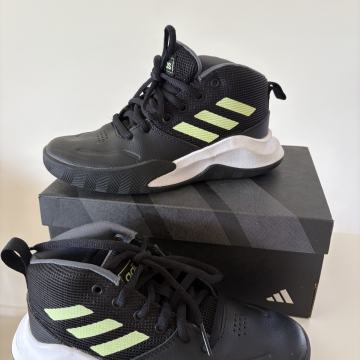 Športni copati Adidas za košarko