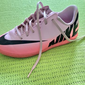Športni copati Nike 33,5