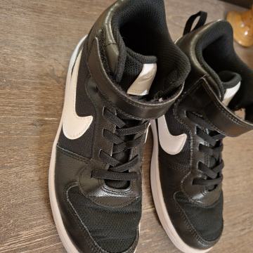 Športni copati Nike št.33.5