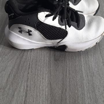 Športni copati Under Armour št.32