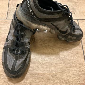 NIKE AIR MAX St. 37,5