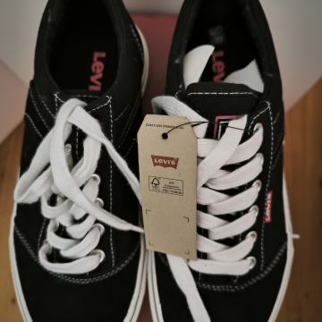 nove superge Levi's 39