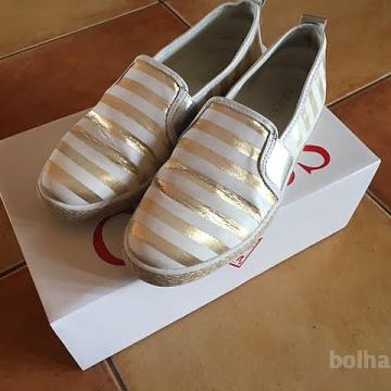 GUESS SLIP ON SUPERGE, št. 38