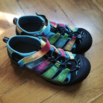 Keen poletni sandali št. 37