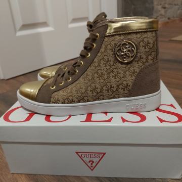 Modne superge Guess