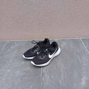 Nike črne superge št. 43
