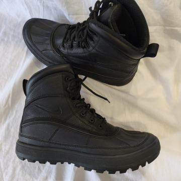 Nike Woodside športni čevlji, vel. 40,5