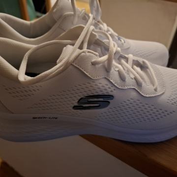 Skechers št. 41 Bele NOVO