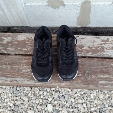 športno elegantna obutev