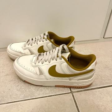 Superge Nike