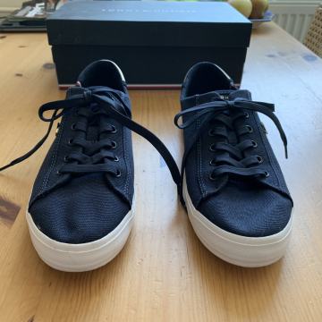 Novi Tommy Hilfiger supergi 40 modri