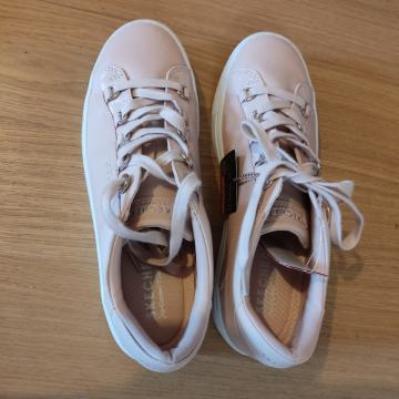 Nove, usnjene supergice Skechers, številka 41