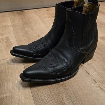 Western nizki gležnjarji, narejeni iz kakovostnega kravjega usnja