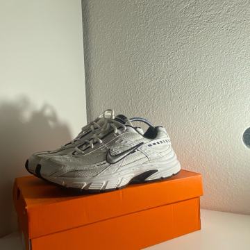 čevlji nike initiator