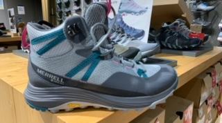 Ženski polvisoki pohodniški čevlji Merrell.