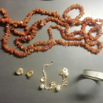 BIZUTERIJA  KOMPLET NA SLIKI 2 CENA 19 EUR TEL 070 604 547