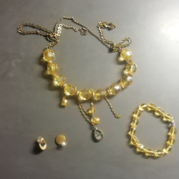 BIZUTERIJA KOMPLET STEVILKA 3  CENA 19 EUR TEL 070 604 547