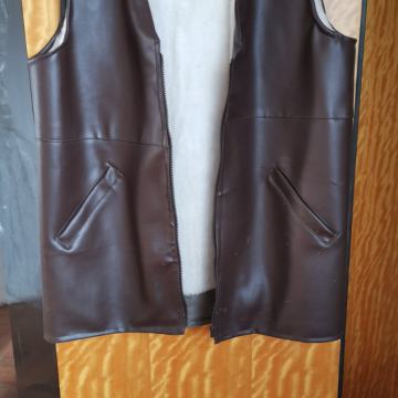 ZELO UGODNO zaradi selitve! Lep brezrokavnik prodam