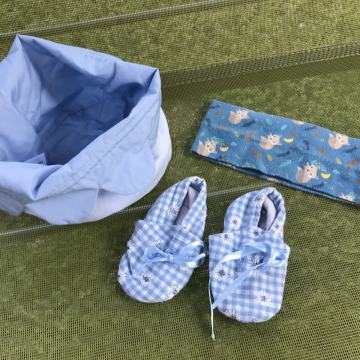 Otroški copatki in trak