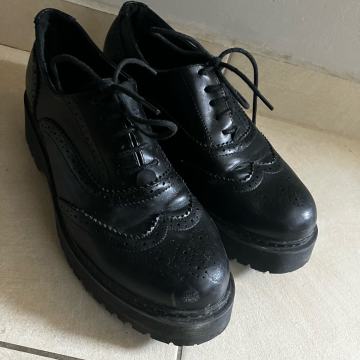 Črni čevlji št. 39