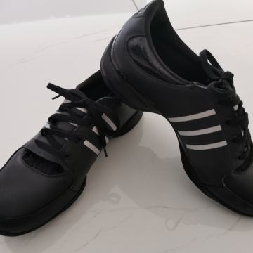 Dvoranske superge Adidas velikost 39 1/3