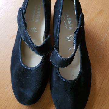 HASSIA ČRNI USNJENI ČEVLJI