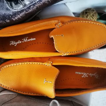 Nenošeni mehki usnjeni oranžni mokasini, 38 velikost