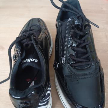 S OLIVER NOVI ČRNO BELI LAKASTI ČEVLJI 40