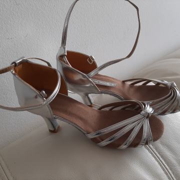 plesni čevlji št 38