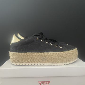 Prodam čevlje Guess