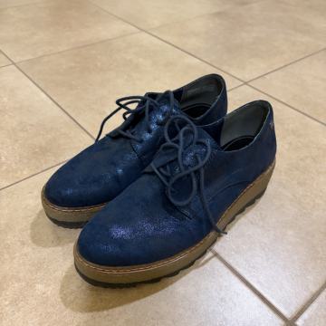 Tamaris ženski usnjeni čevlji št. 41 modre barve