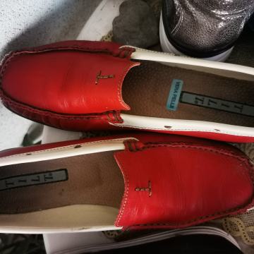 Usnejni rdeči mokasini Tilt, 38 velikost