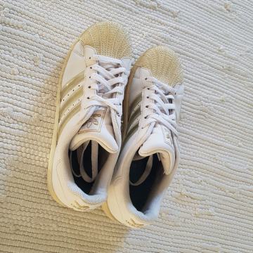 Ženske usnjene Adidaske št. FR 39 1/2  z zlatimi črticami