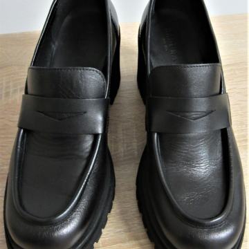 Ženske usnjene čevlji BADURA, št. 39, praktično novi