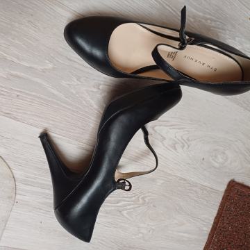 ženski čevlji s peto