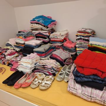 Dekliška oblačila in obutev 8/10-10/12 let