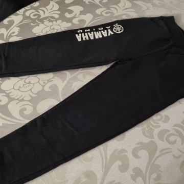 Fantovski spodnji del bombažne  trenirke za 5-6 let Yamaha racing