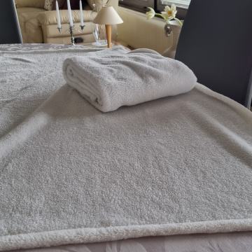 Otroški odeji dimenzije 75 X 100 cm bele barve