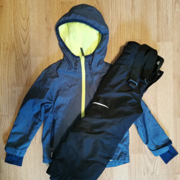 Zbirka fantovskih oblačil: hlače, majice, čevlji, starost 2–3 leta....