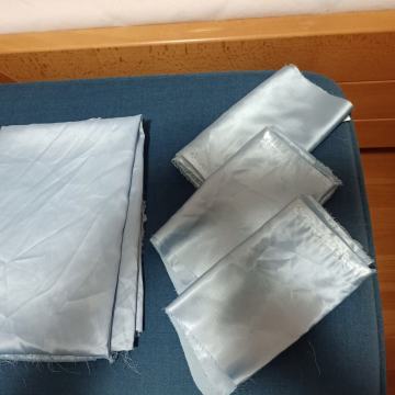 Kvalitetna svetlo modra satenasta podloga PODARIM