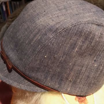 Nov ženski klobuček znamke Eugenia Kim