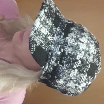 Prodam žensko toplo zimsko črno belo kapo s  šiltom za 10 EUR