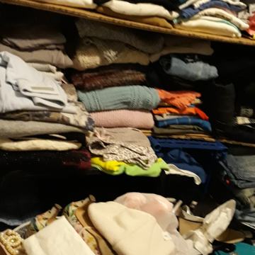 Razna oblacila in obutev