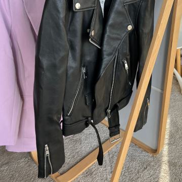 Ženska modna oblačil NOVA velikost 36 SMALL Ugodno komplet