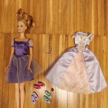 Barbie z oblekami in dodatki
