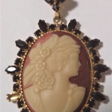 camea na verigi, obloženi z granatami