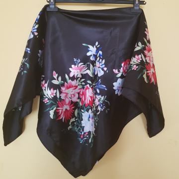 ČRNA CVETLIČNA SATENASTA RUTA