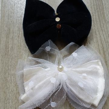 Dve starejši pentlji s sponko za lase ali obleko, širina 11 in 12 cm