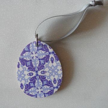 obesek za verižico jajce,vijola bel.Servietna tehnika,lesen.