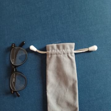 Brezhibna očala z dioptrijo +1,5 in etui